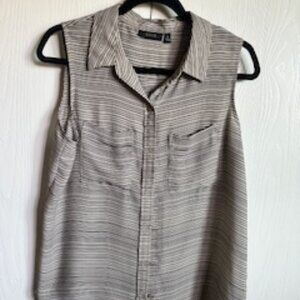 Apt. 9 sleeveless button up blouse